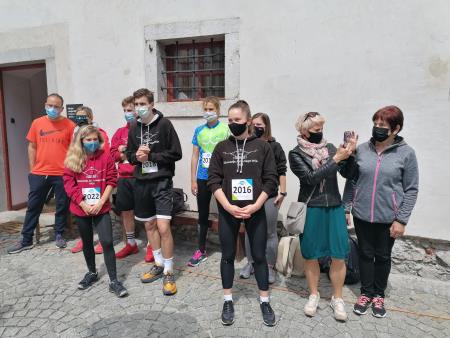 Mladi idrijski športniki z učiteljem športne vzgoje na OŠ Idrija Leonom Piskom